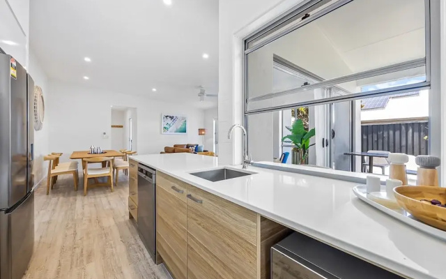 Premium 4-bed Coastal Escape With BBQ and Pool