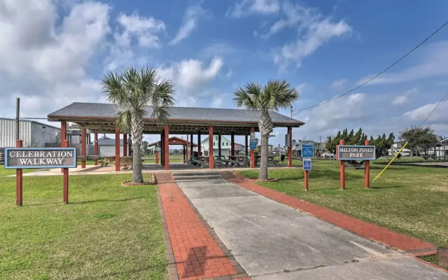 Pet-friendly Galveston Home: Walk to Beaches!
