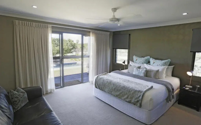 Lilies on Lovedale Estate - Heated Pool and Spa