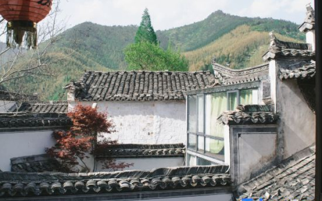 Hong Chun Chan Yu Qi Yuan Min Su – Outside – Huangshan