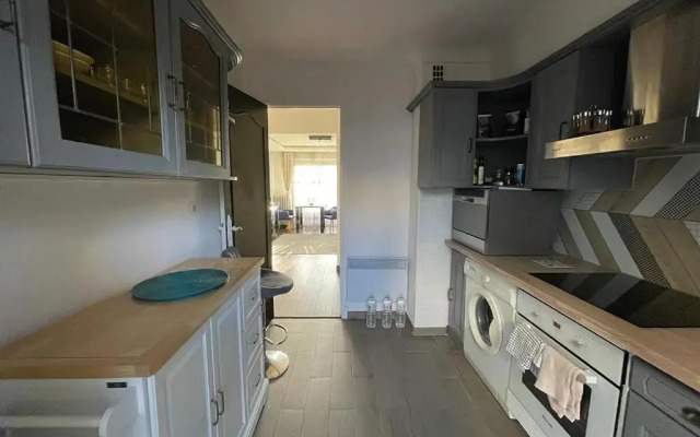 Charming AC 2-bedroom apartment Antibes city center family, couples friendly