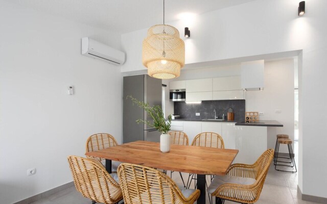 Beautiful Home in Zrnovnica With Wifi and 3 Bedrooms