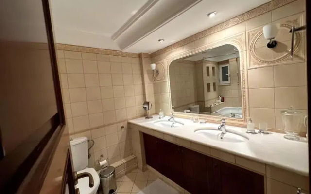 Central Luxury Apartment with huge balcony