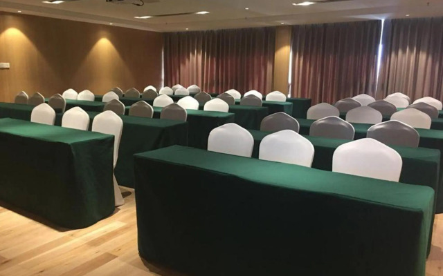 Guoguo Hotel (Xingyi Huijin Center Store)