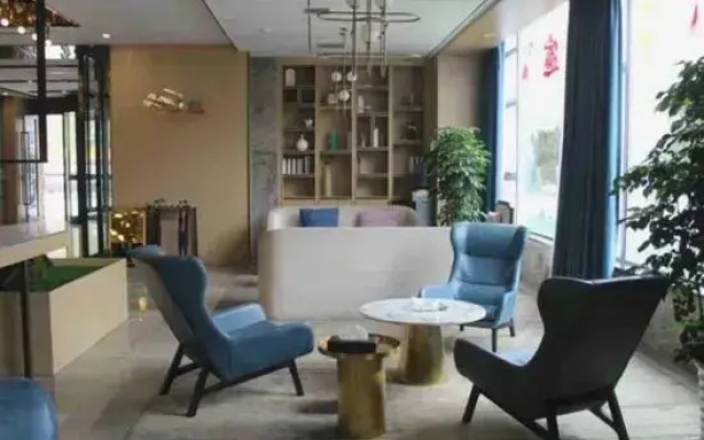 Super 8 Hotel (Dazhou Quxian Fortune Center)