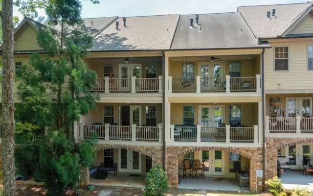 Lake Oconee Abode w/ Patio, Grill & Fire Pit Table