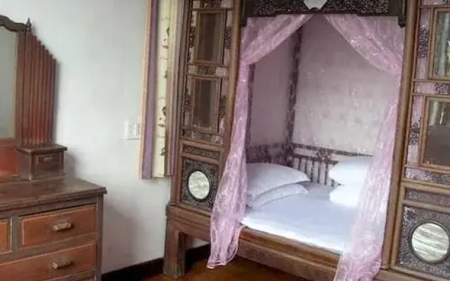 She＇s by the river