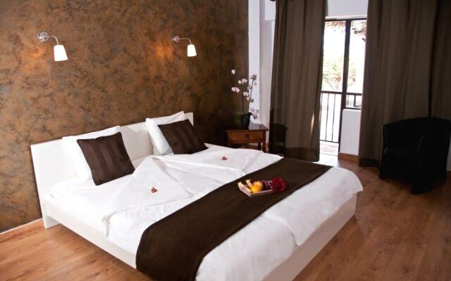 Seven Hostal & Spa