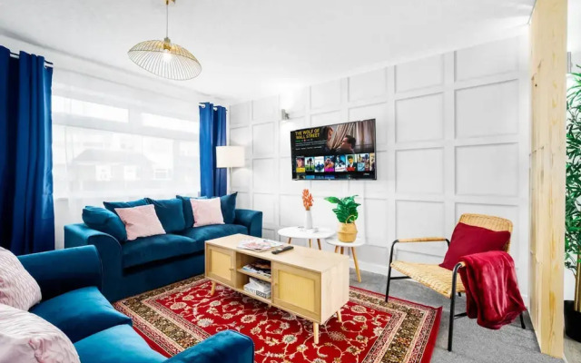 Bright Modern Home Near Birmingham
