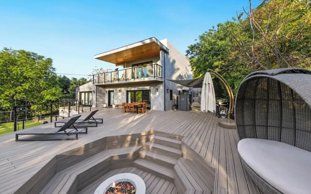 Farley Court - Stylish Hillside Residence With Stunning Views