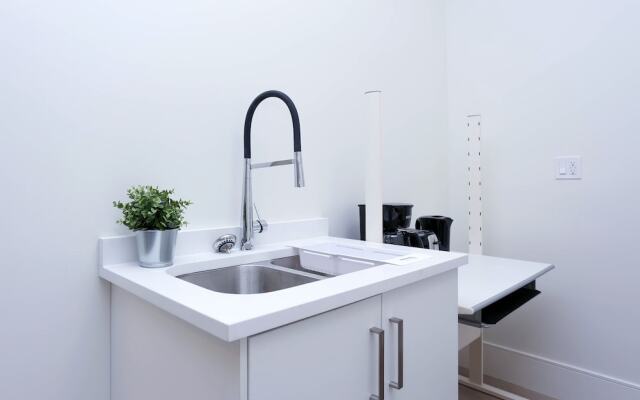 Tasteful 2 Bedroom Suite near Marine Gateway by Elevate Rooms