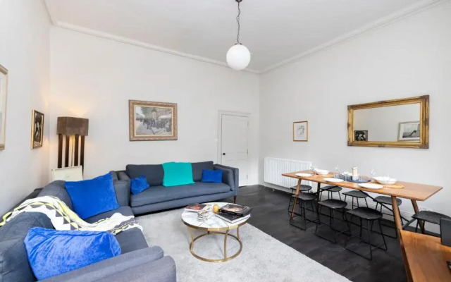 ALTIDO Sophisticated and Bright 4BR apt near Edinburgh Castle