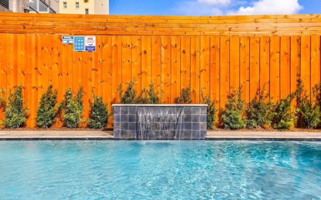 Spacious 4BR Condo with Pool