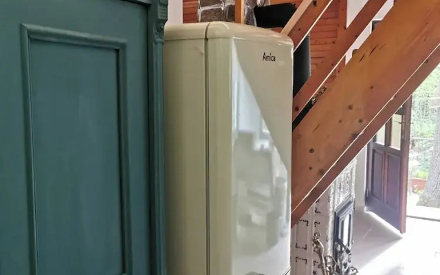 Sunny Wooden House on Creek, 30 Minutes Prague