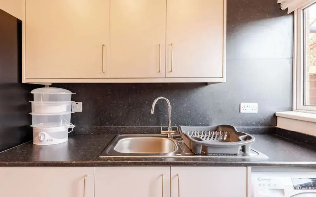4 bed House - Private Garden - Free Parking