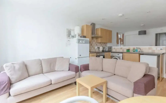 Studio W/private Patio Heart of Brixton, London!