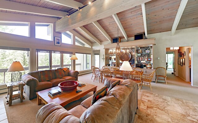 Beautiful 4br + Den W/ Hot Tub & Views - Near Slopes 4 Bedroom Home