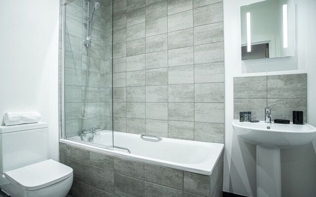 Luxe Apts PBoro Parking-Gym-Cinema