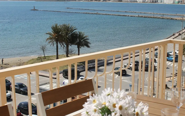 Avenida 5A in Roses With 3 Bedrooms and 2 Bathrooms