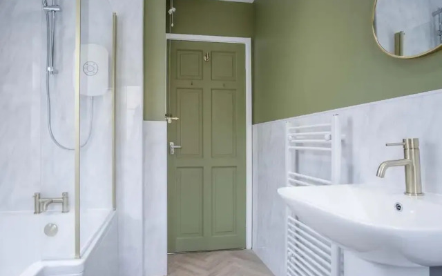 Pink Cottage - 4 Bedrooms & Hot Tub - Tenby