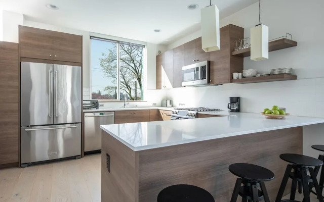 Hosteeva Modern Townhome w Rooftop