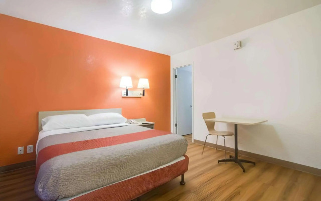 Motel 6 – Lakewood, CO