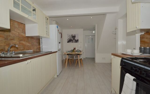 Charming 5-bed House in City Center and Car Park