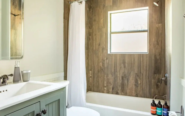 WanderJaunt - Sendero - 3BR - East MLK