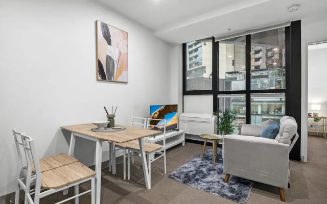 Elevated 1-bed Retreat Near Crown – Balcony – Melbourne