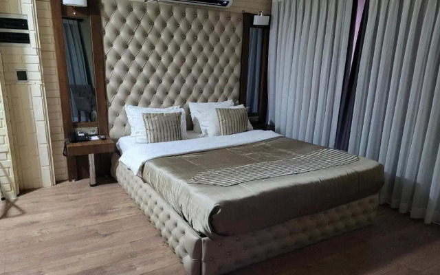 Red Green Hotel