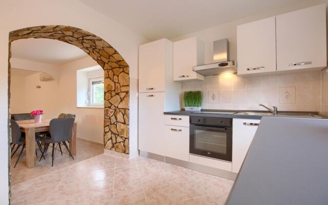 Awesome Home in Jadreski With 4 Bedrooms and Wifi