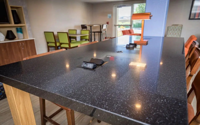 Holiday Inn Express and Suites Modesto by IHG