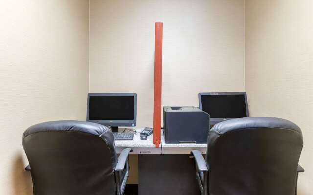 Comfort Suites South Haven near I-96