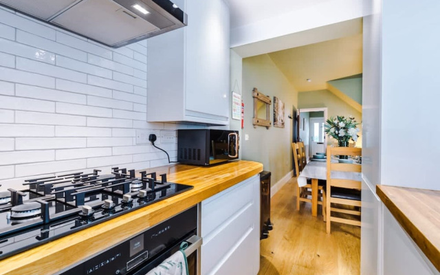 NEW Stylish Home Amazing Location Sleeps 6