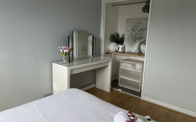 3 Bed Flat, Dedicated Workspace, Parking, 4KTV