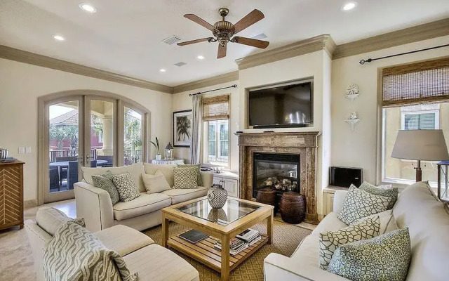 Casa de Palms by RedAwning