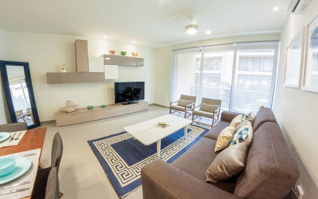 Sophisticated 2BR condo in heart of town by Happy Address