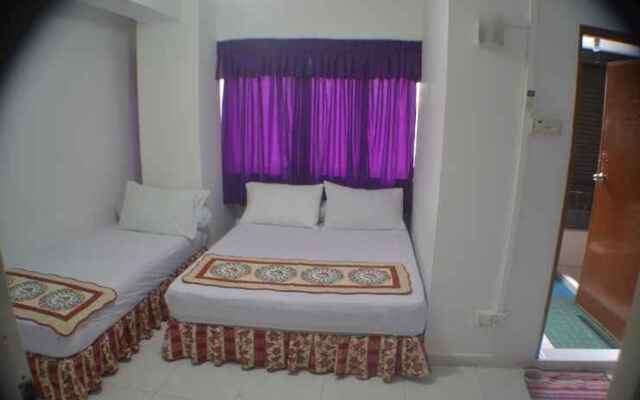 City Room W/ 2 Beds + Bathroom @ Town 10