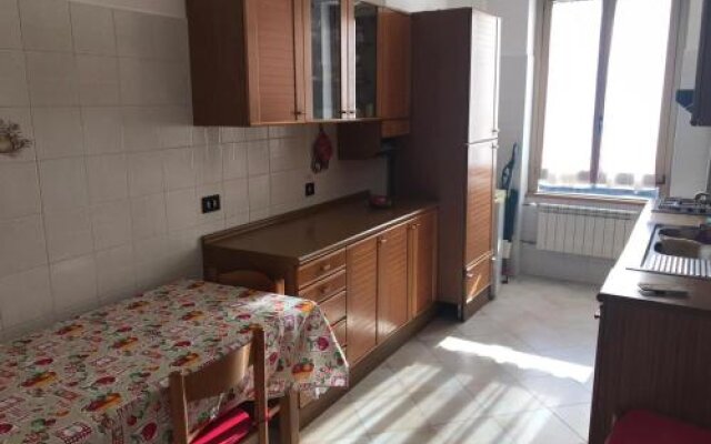 Lovely 2-Bedroom Rental Unit, 5 Minutes From Metro