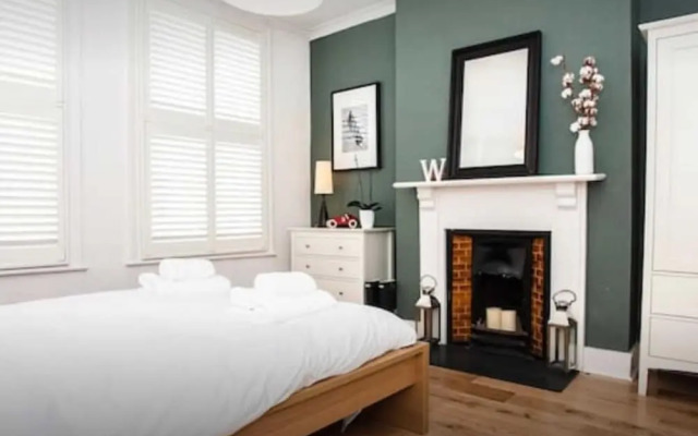 Stylish Newly Refurbished 2 Bedroom Flat With Terrace