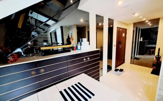 7B - 5 Bedroom Downtown Penthouse With Shared Pool