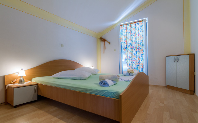 Apartment Anđeo - 80 m from beach : A4 Barbat, Island Rab