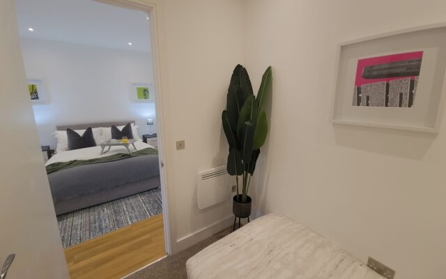 Captivating 1-bed Apartment in Slough With Kingbed