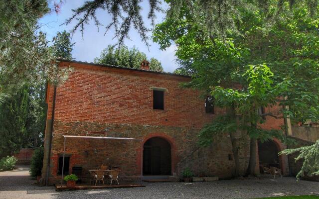 Estate with pool and tennis court in the Tuscan hills