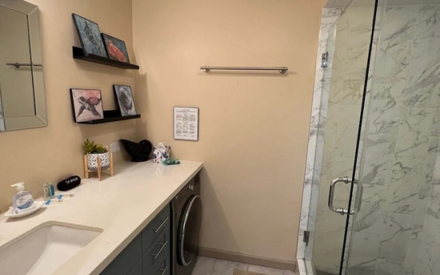 Kona Alii Oceanview Pool Shops & Restaurants