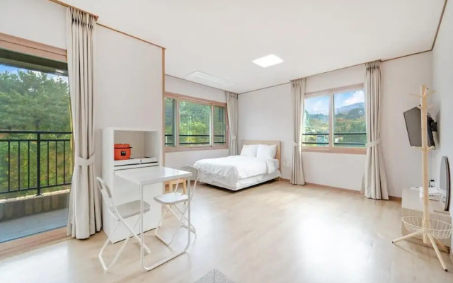 Jeju Gwaneumsa Ganeun gil Pension