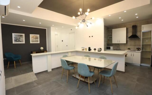 Delia Rooms & Gallery