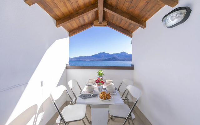 Blu Lake Apartment on Ghiffa Beach