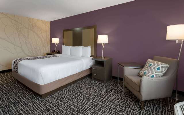 La Quinta Inn & Suites by Wyndham Wichita Airport