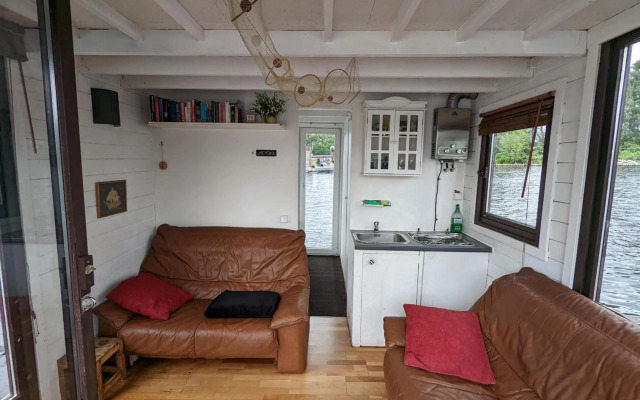 Gemütliches Hausboot mit Kamin in Berlin